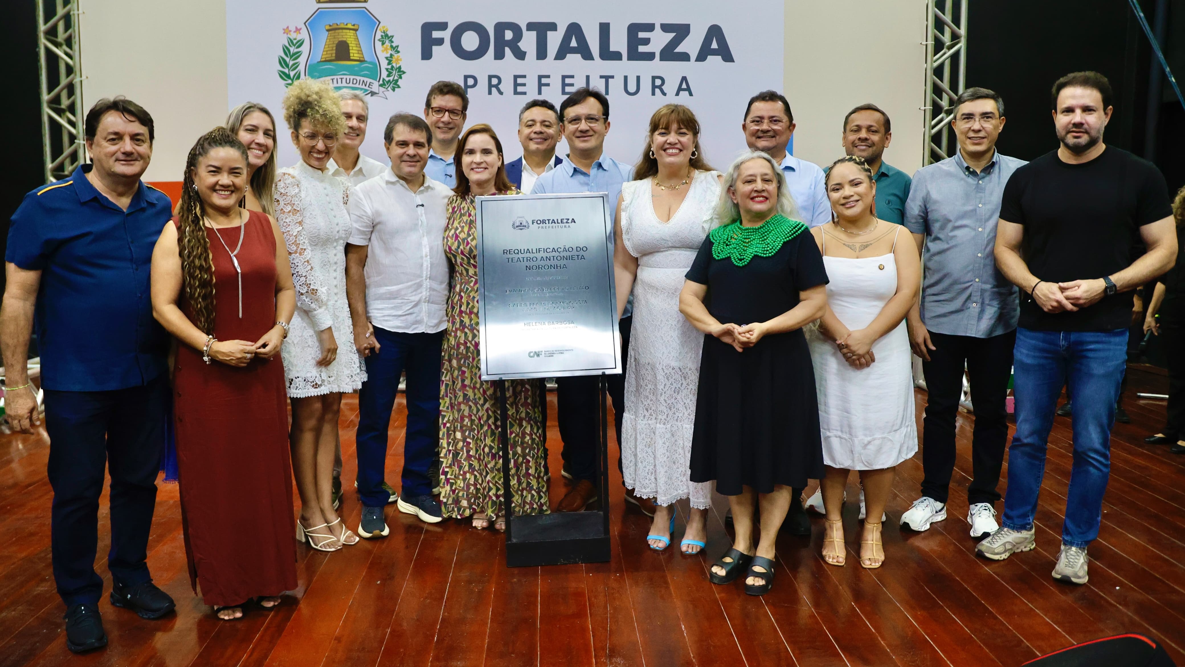 grupo de pessoas posa para a foto